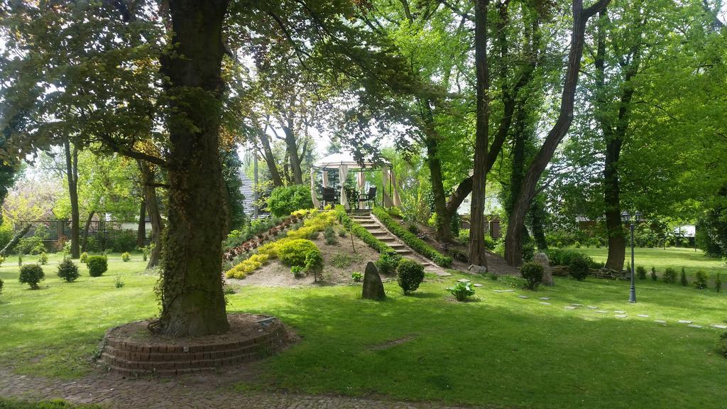 Villa Park Opole Buitenkant foto