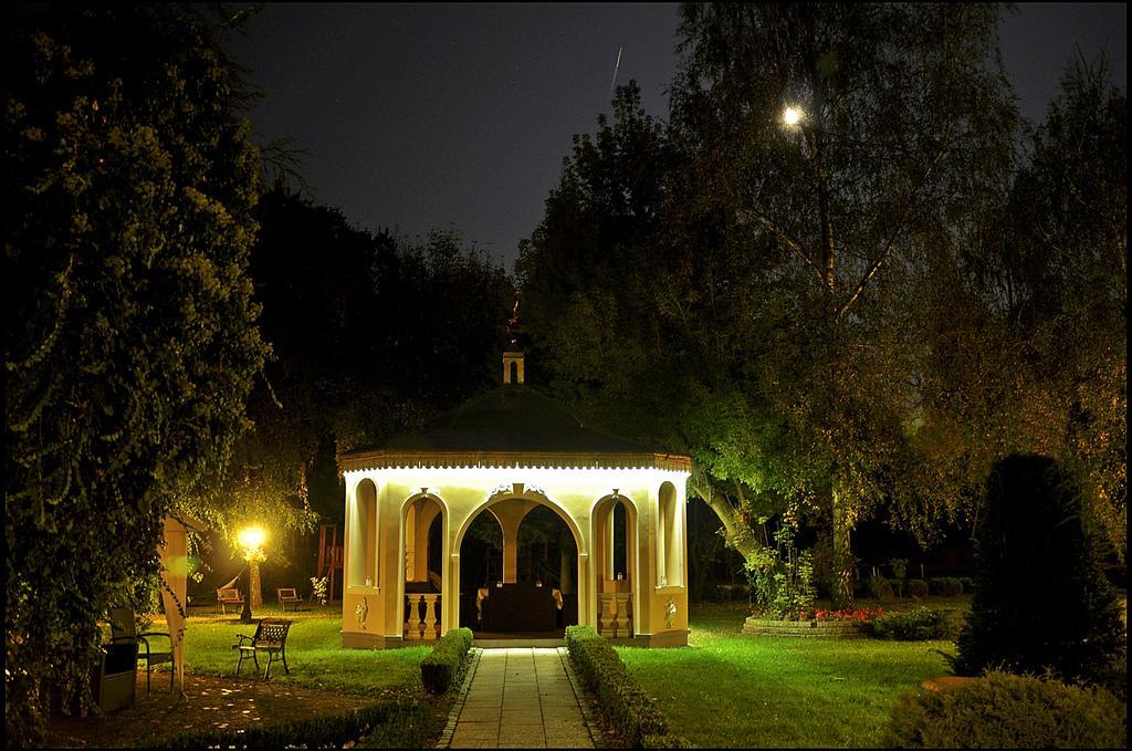 Villa Park Opole Buitenkant foto
