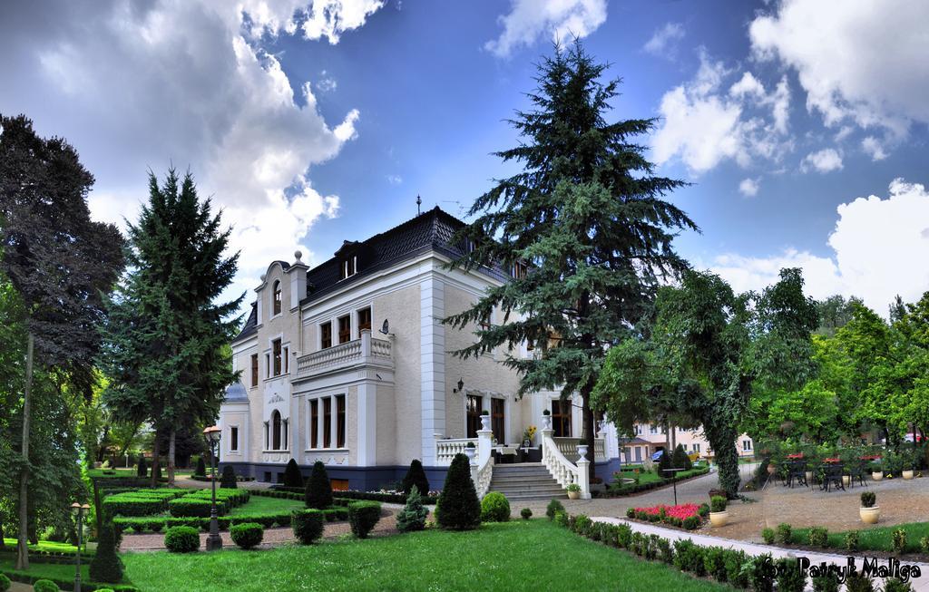 Villa Park Opole Buitenkant foto