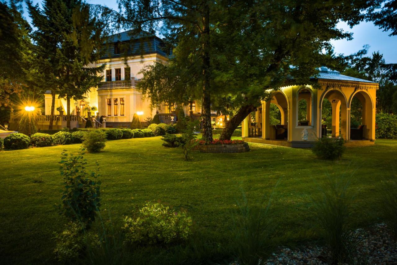 Villa Park Opole Buitenkant foto