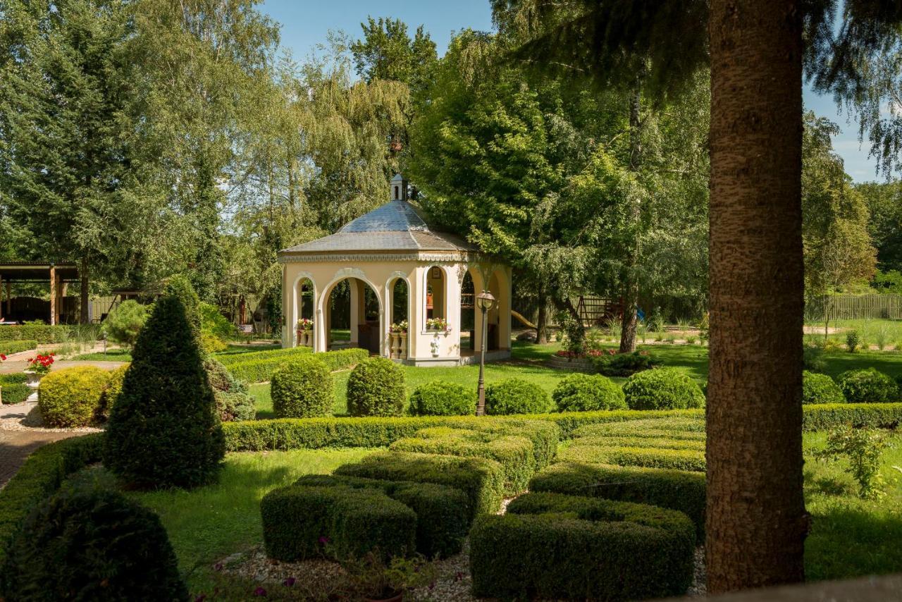 Villa Park Opole Buitenkant foto